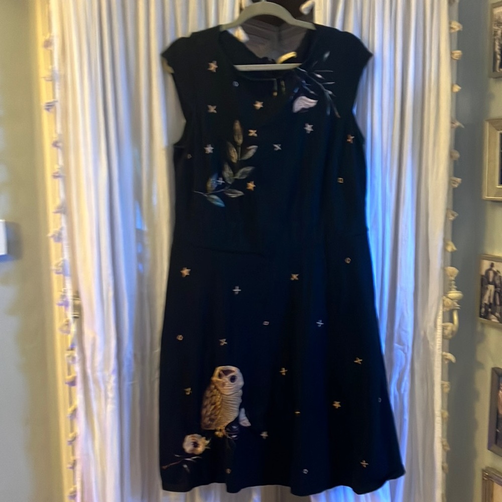 Stretch cotton an embroidered black dress. Zipper back..